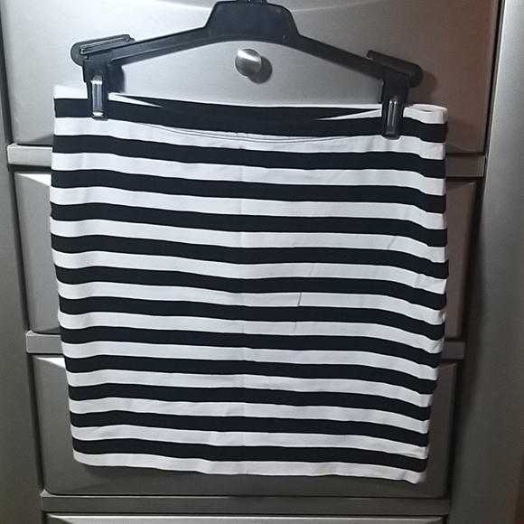 H&M Dresses & Skirts - 💥5X$35💥H&M striped mini skirt. Size S